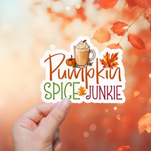 Pumpkin Spice Junkie | Sticker of magneet | Waterdichte sticker, koelkastmagneet, laptopsticker, waterfles, Kindle, herfst, herfst, PSL, koffie