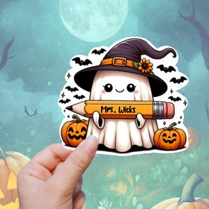 Personalisierbarer niedlicher Geist mit Bleistift | Sticker oder Magnet | Hochwertiges wasserdichtes | Laptop Aufkleber Wasserflasche Kindle | Halloween-Stil