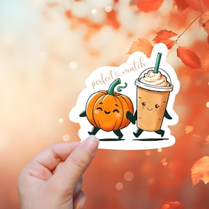 Latte à la citrouille et aux épices parfaitement assorti | autocollant ou aimant | Sticker imperméable, Aimant de réfrigérateur, Sticker pour ordinateur portable, Sticker bouteille d'eau, PSL, Automne