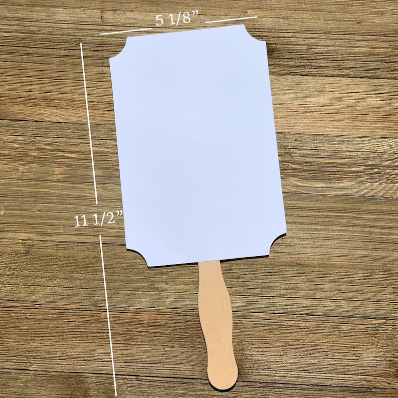 K&ouml;nnte beinhalten: Wei&szlig;es, leeres Schild mit gewellten Kanten, das an einem Holzgriff befestigt ist. Das Schild ist 29,2 cm hoch und 13 cm breit.