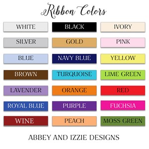 Puede incluir: Un gr&aacute;fico que muestra 18 colores de cinta diferentes con sus nombres en texto blanco. Los colores son: blanco, negro, marfil, plata, oro, rosa, azul, azul marino, amarillo, marr&oacute;n, turquesa, verde lima, lavanda, naranja, rojo, azul real, morado, fucsia, vino, melocot&oacute;n y verde musgo. El gr&aacute;fico est&aacute; titulado "Colores de cinta" y tiene el texto "Abbey and Izzie Designs" en la parte inferior.