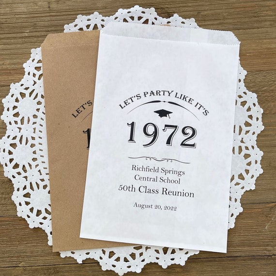 Class reunion favor bags that can be made for any year. Reunion bags