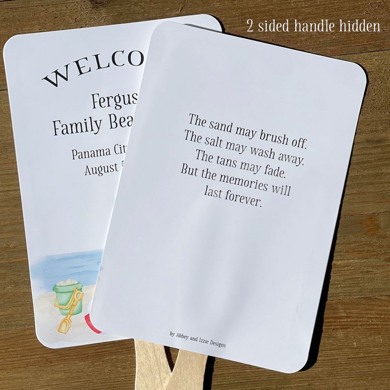 Puede incluir: Tarjeta blanca con texto negro que dice "WELCO Fergus Family Bea Panama Cit August" y una ilustraci&oacute;n de acuarela de una escena de playa con un cubo y una pala. La parte posterior de la tarjeta tiene un poema que dice "La arena puede desprenderse. La sal puede lavarse. El bronceado puede desvanecerse. Pero los recuerdos durar&aacute;n para siempre." y el texto "by Abbey and Izzie Designs".