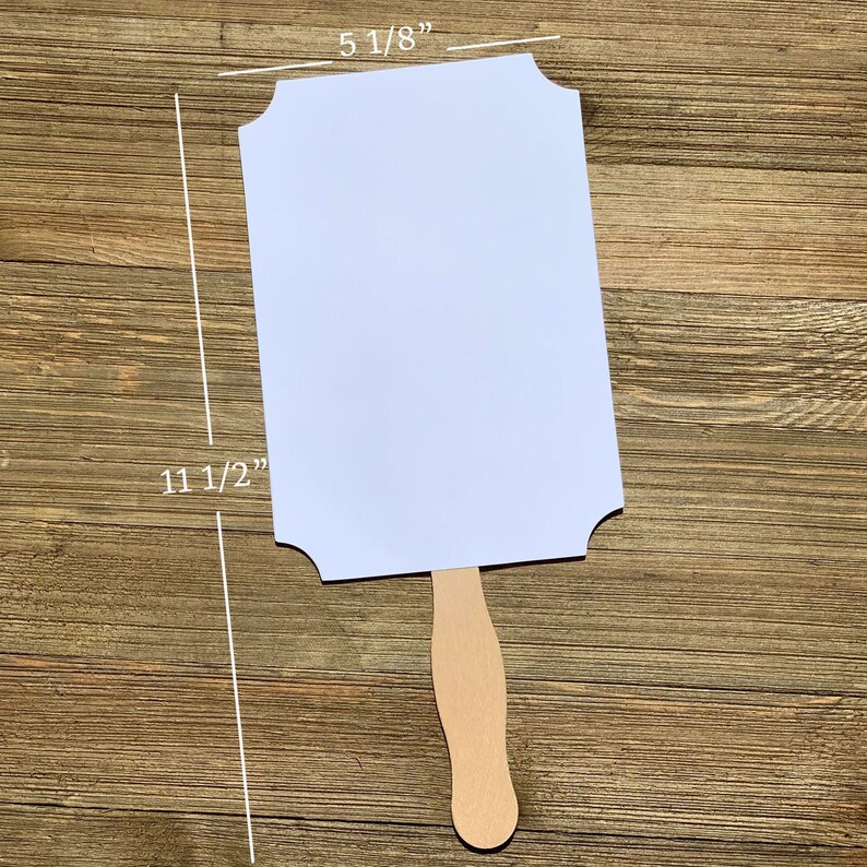 Op de afbeelding: Wit leeg bord met gegolfde randen bevestigd aan een houten handvat. Het bord is 29,2 cm hoog en 13 cm breed.