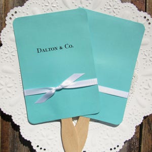 Aqua Wedding Fans: Personalized Elegant Favors with Ribbon Bild 3