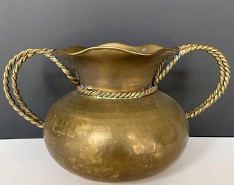 Jarrón de latón martillado de mediados del siglo XX de MCM con asas trenzadas