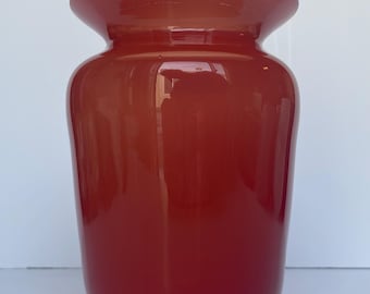 Jarrón de vidrio soplado rojo tomate artesanal MCM firmado por Davis