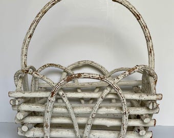 Cesta pintada con ramas y ramitas dobladas de estilo vintage Cottage Core