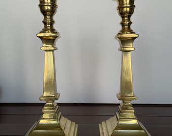 Elegantes candelabros de columna de latón vintage