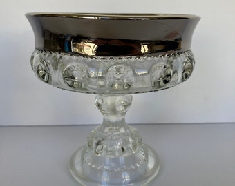 Cuenco de boda Kings Crown de cristal transparente con huella dactilar sobre pedestal con banda de platino.