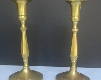 Par de candelabros antiguos de latón macizo