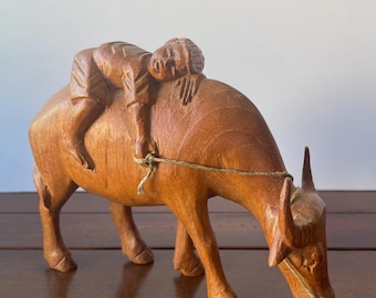 Figura de niño durmiendo sobre un buey tallada en madera de MCM