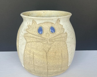 Jarrón de cerámica vintage de estudio con gato de ojos azules firmado por Beth Weber