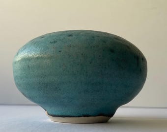 Sonajero/pisapapeles vintage de Otto&Vivika Studio Art Pottery, esmaltado azul moteado mate cerrado