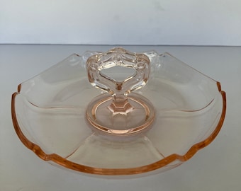 Elegante plato pequeño de cristal rosa de la época de la Gran Depresión, con asa. También puede usarse como joyero.