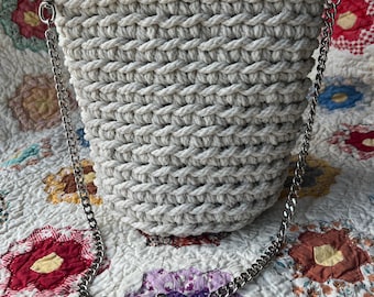 White crochet purse, shoulder bag, small handbag with chain strap and top closure