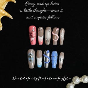 Serpent Sanctuary: luxe 3D-nagels met blauwe slang en zilveren kruis afbeelding 4