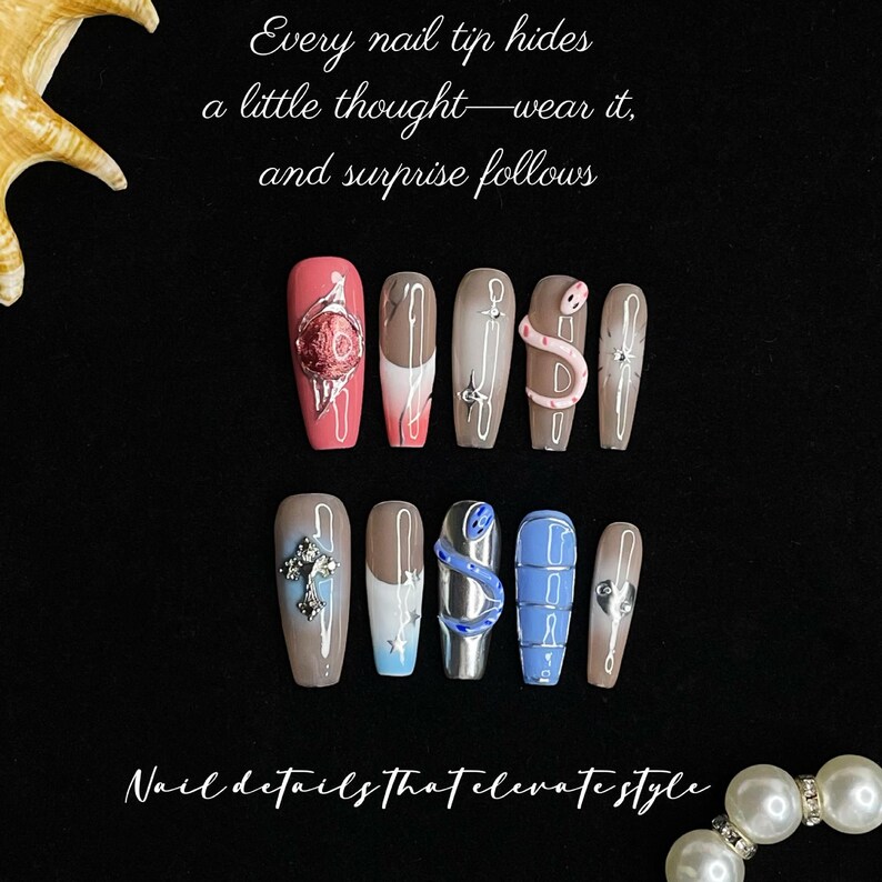 Serpent Sanctuary: luxe 3D-nagels met blauwe slang en zilveren kruis afbeelding 4