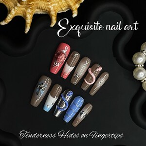 Serpent Sanctuary: luxe 3D-nagels met blauwe slang en zilveren kruis afbeelding 6