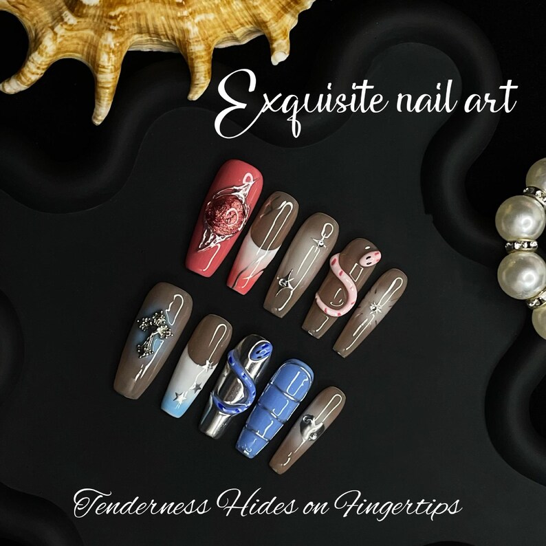Serpent Sanctuary: luxe 3D-nagels met blauwe slang en zilveren kruis afbeelding 6