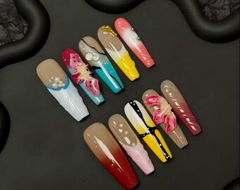 Island Gallery: meerkleurige abstracte persnagels met parelversieringen