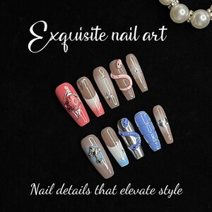 Serpent Sanctuary: luxe 3D-nagels met blauwe slang en zilveren kruis afbeelding 5