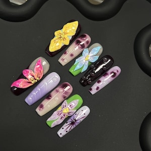 Colección "Midnight Dew": Uñas postizas con diseño de lirios y burbujas en 3D