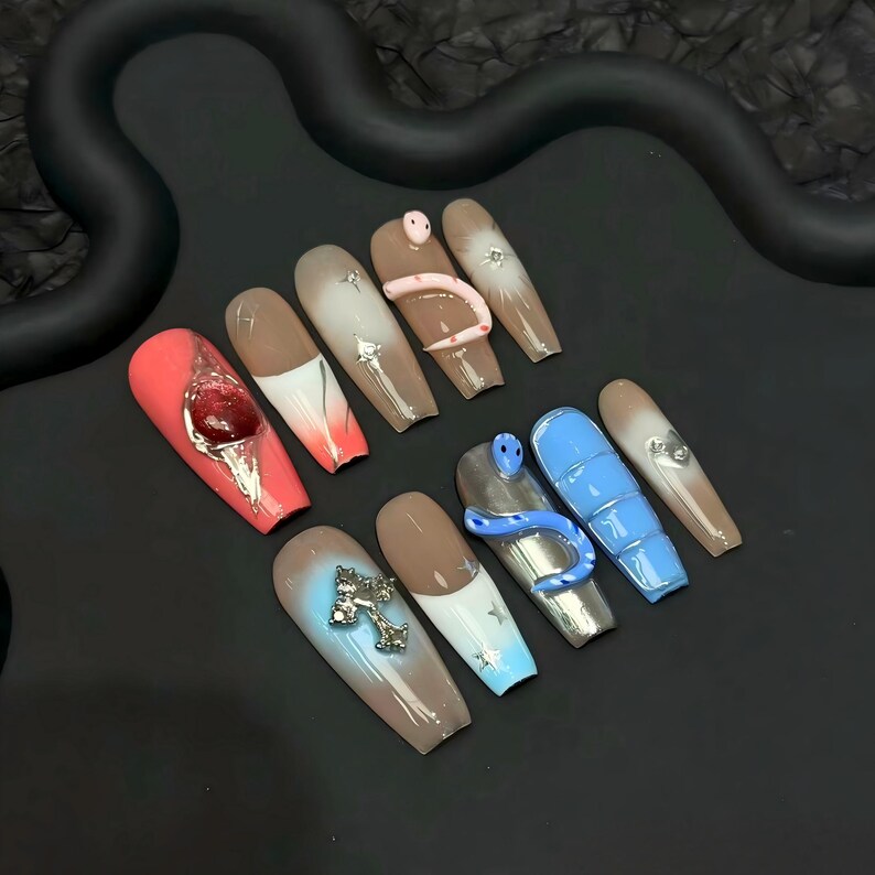 Serpent Sanctuary: luxe 3D-nagels met blauwe slang en zilveren kruis afbeelding 1