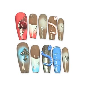 Serpent Sanctuary: luxe 3D-nagels met blauwe slang en zilveren kruis afbeelding 2