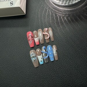 Serpent Sanctuary: luxe 3D-nagels met blauwe slang en zilveren kruis afbeelding 7