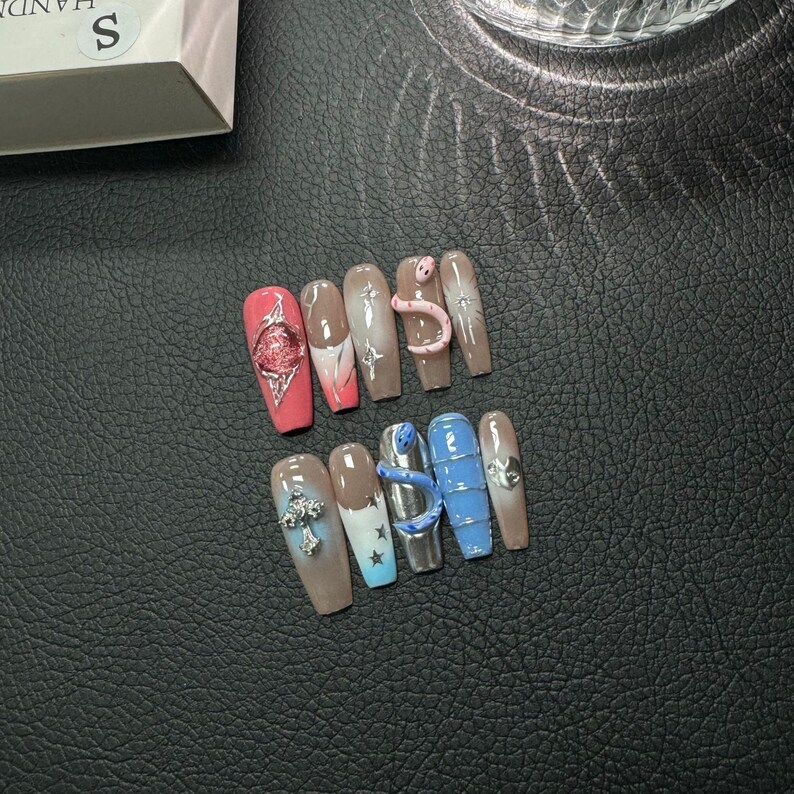 Serpent Sanctuary: luxe 3D-nagels met blauwe slang en zilveren kruis afbeelding 7