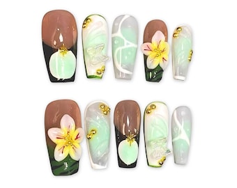 Emerald Jungle Bloom: 3D-bloemen en tijgerstrepen druk op de nagels