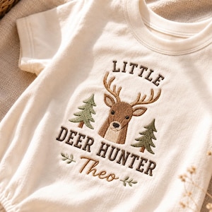 Anpassat namn broderat sparkdräkt, liten hjortjägare babysparkdräkt, personlig jaktbabyoutfit, babypresent, skogsmark nyfödd body