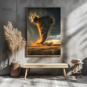 Könnte beinhalten: Ein Foto von einem großen, dunklen, wirbelnden Tornado auf einem Feld. Der Tornado wird vom untergehenden Sonnenlicht beleuchtet und wirft einen goldenen Schein auf die umliegende Landschaft.