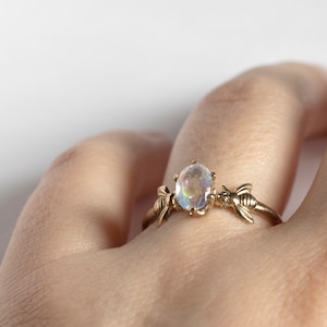 Anillo solitario de abeja en oro macizo de 14 k, con piedra preciosa ovalada facetada de su elección