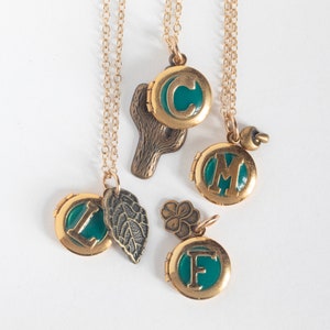 Collar con monograma personalizado, con un dije de planta: elija bellota, flor, cactus, hoja, trébol o seta