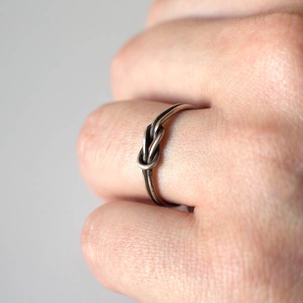 Anillo de nudo cuadrado, en plata de primera ley u oro macizo