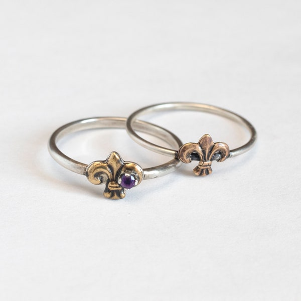 Bague Tiny Fleur de Lis, avec ou sans pierre précieuse