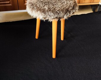 Pouf decorativo in pelliccia sintetica fatto a mano con eleganti gambe in legno, seduta in pelliccia sintetica, pouf con seduta morbida, mobili minimalisti, pouf di design, sedia