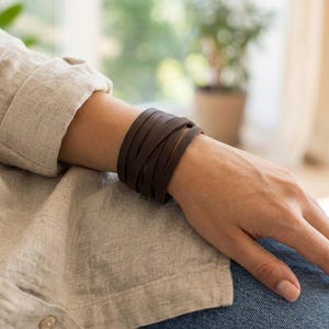 Boho Leder Wickelarmband, Handgefertigtes Leder Manschette Armband für Frauen, verstellbarer Boho Schmuck, Individuell graviertes Lederarmband