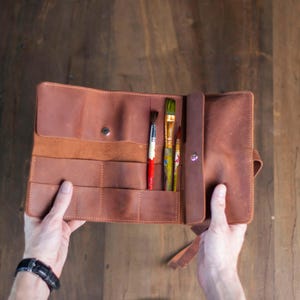 Leather paint brush roll, Paint brush organizer, Leather paint brush case, Leather paint brush holder, Gift for art lovers, Artist gift
