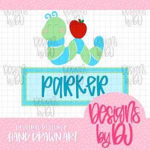 Puede incluir: Un gráfico digital que muestra una oruga a rayas de color verde claro y azul con una manzana roja en el lomo, situada sobre un marco rectangular azul que contiene el nombre Parker en letra azul, sobre un fondo de cuadrícula blanca.