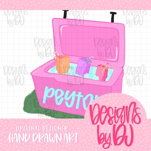 Op de afbeelding: Een roze koelbox met de naam "Peyton" in blauwe letters. In de koelbox zitten drie sapdozen met rietjes. De koelbox is open en staat op groen gras. De afbeelding bevat de tekst "Designs by DJ" en "Hand Drawn Art".