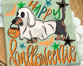 Puede incluir: Un estampado gráfico cuadrado sobre un fondo de cuadrícula verde claro que muestra a un perro salchicha con un disfraz de fantasma blanco y un cubo de calabaza naranja. El texto dice Happy Halloweenie en letras cursivas naranja y azul.