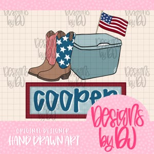 Puede incluir: Ilustración digital con botas de vaquero con diseños de la bandera estadounidense, una nevera azul con una pequeña bandera estadounidense y un letrero que dice "COOPER". El diseño tiene un fondo rosa con el texto "Designs by DJ".
