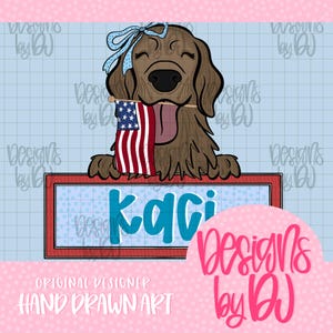 Könnte beinhalten: Cartoon-Illustration eines braunen Hundes, der eine kleine amerikanische Flagge im Maul hält. Der Hund hat eine blaue Schleife und der Name "Kaci" wird auf einem Schild darunter angezeigt. Das Bild hat ein patriotisches Thema.