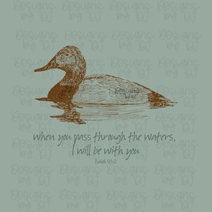 Puede incluir: Ilustraci&oacute;n marr&oacute;n de un pato en el agua, con el texto "when you pass through the waters, I will be with you" e "Isaiah 43:2" sobre un fondo verde apagado. La imagen tiene una est&eacute;tica vintage.