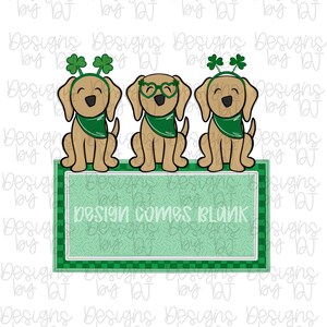 Op de afbeelding: Illustratie van drie cartoonhonden, elk met een groene bandana en St. Patrick's Day-accessoires. De honden zitten boven een groen en wit bord met de tekst "design comes blank".