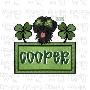 Op de afbeelding: Digitale illustratie van een zwarte hond met klaverblad zonnebril en roze tong. De hond staat boven een groen bord met de tekst "COOPER" in witte letters, met groene klavers aan weerszijden.