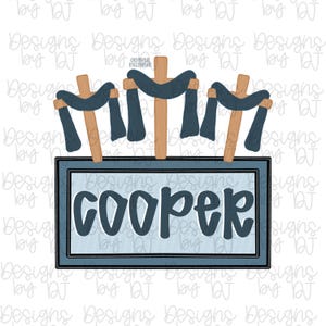 Könnte beinhalten: Digitales Design mit drei Holzkreuzen, über denen blauer Stoff drapiert ist. Darunter ein rechteckiges Schild mit dem Namen "COOPER" in blauer Schrift.
